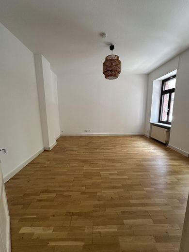 Erstbezug, neu sanierte 4 Zimmerwohnung Nähe Wilhelmsplatz – Wohnzimmer