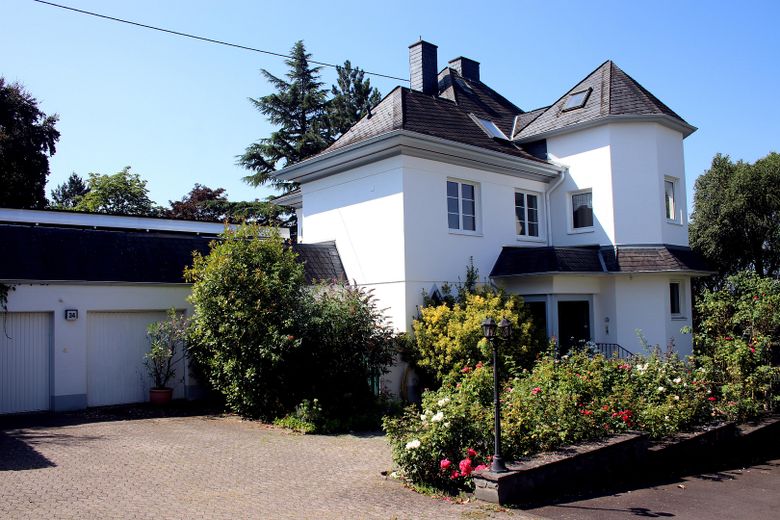 Affascinante villa su un ampio terreno divisibile, con alberi secolari e posizione elevata senza possibilità di edificazione antistante – Vorderansicht mit Einfahrt