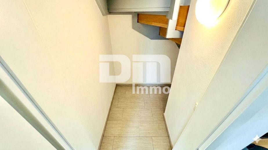 Modernes Familienglück nahe KfW 55-Standard mit Terrasse, Carport und Parkplatz – EG Abstellraum unter Treppe