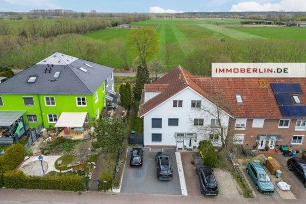 IMMOBERLIN.DE - Sehr freundliches Reihenendhaus mit Sonnenterrasse & 2 Pkw-Stellplätzen