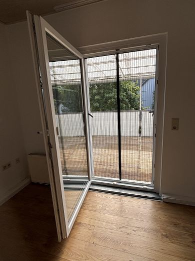 3 Zimmer, überdachter Balkon, ruhiges Haus, EBK, Tageslichtbad mit Wanne und Dusche – Balkontür