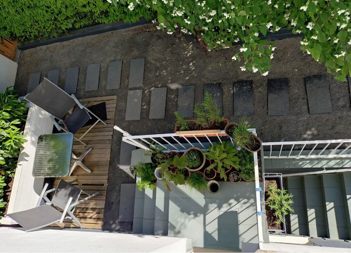 Sitzecke neben dem Haus