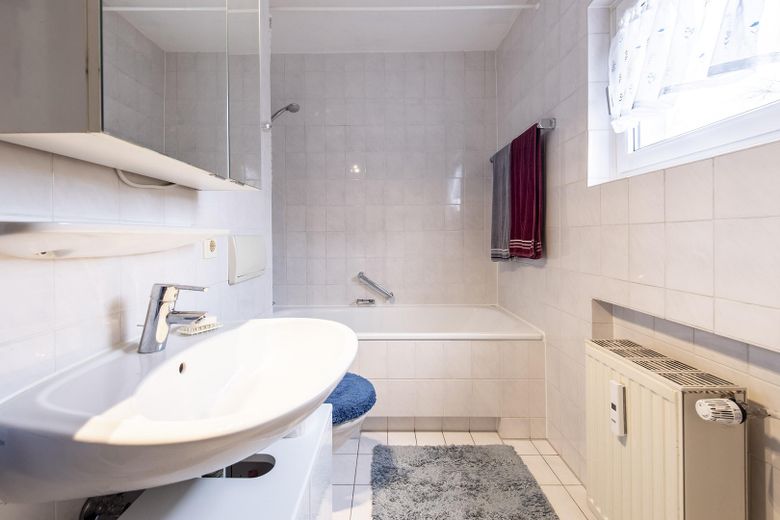 Schöne, helle 2-Zimmer-Wohnung mit Tageslichtbad und Balkon sowie Tiefgarage – Bad