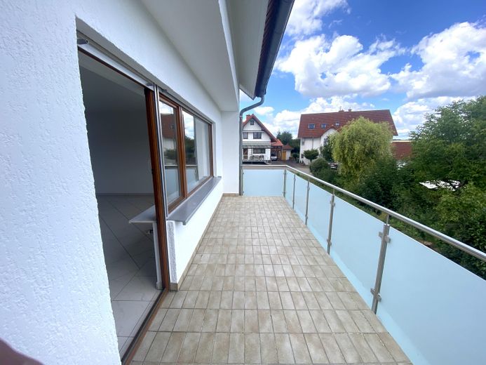 DHH ca. 170 qm Wohnfläche zuzügl. Nutzfläche, sowie Balkon Carport Stellfläche Garten – Balkonbereich
