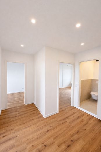 Kernsanierte 3-Zimmer-Wohnung mit moderner Einbauküche in zentraler Lage – Flur