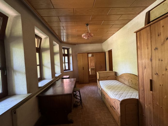 altes Forsthaus, Nebengebäude, 7600qm Grundstück, teilbar in 4 Baugrundstücke einzeln erwerbar – Zimmer unten
