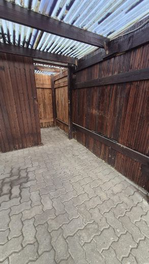 Casa a schiera di testa ben tenuta con giardino recintato e posto auto coperto – Carport mit Schuppen