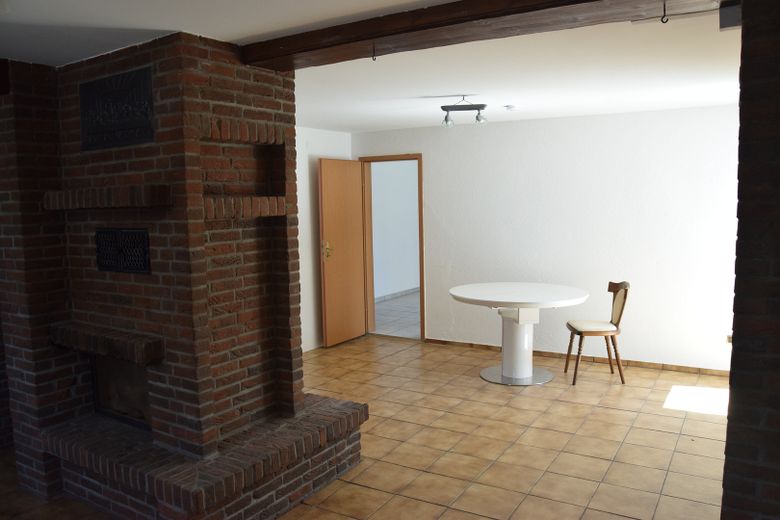 Zentrale Erdgeschosswohnung mit EBK, Kamin und Terasse in Gifhorn – Esszimmer mit Kamin