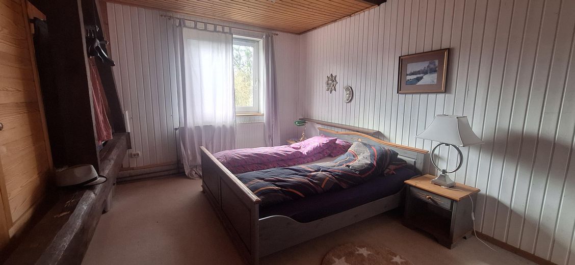 Einfamilienhaus / Ferienhaus – Schlafzimmer mit Einbauschrank