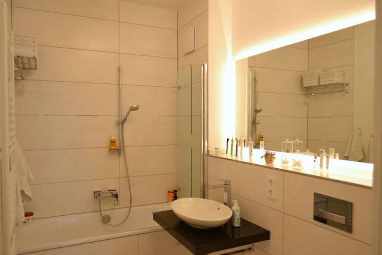 Beautiful 3-room apartment with a park view and plenty of sunlight in Riedberg, Frankfurt am Main – Badezimmer