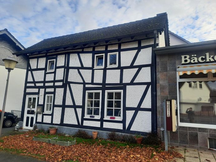 REIZVOLLES KNUSPERHÄUSCHEN MIT MODERNEM INNENLEBEN – Foto 1