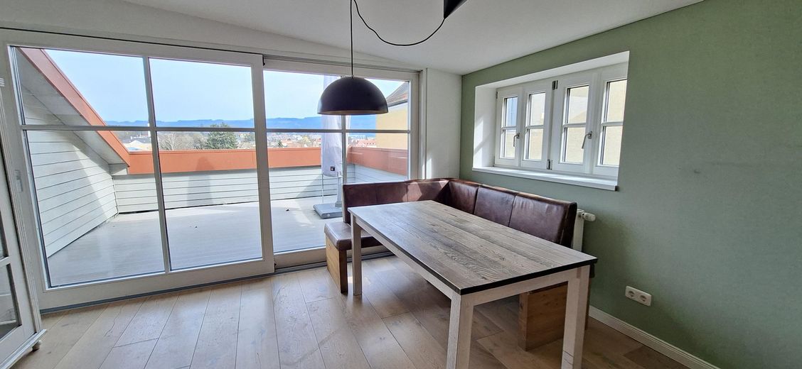 Großzügige Dachgeschosswohnung mit zwei Dachterrassen im Herzen der Altstadt von Laufen – Wohnbereich mit Aussicht