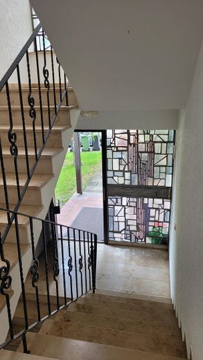 Güzel, aydınlık, yeni yenilenmiş 3 odalı daire – Hauseingang