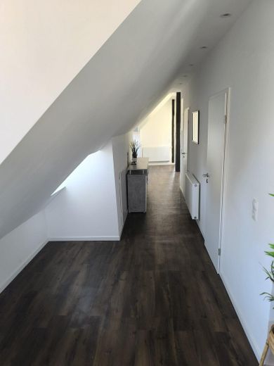 Neubau (BAFA/KfW) 85m² 2,5 ZKB helle DG-Wohnung, 2 begehbare Kleiderschränke, 3fach Verglasung – Flur