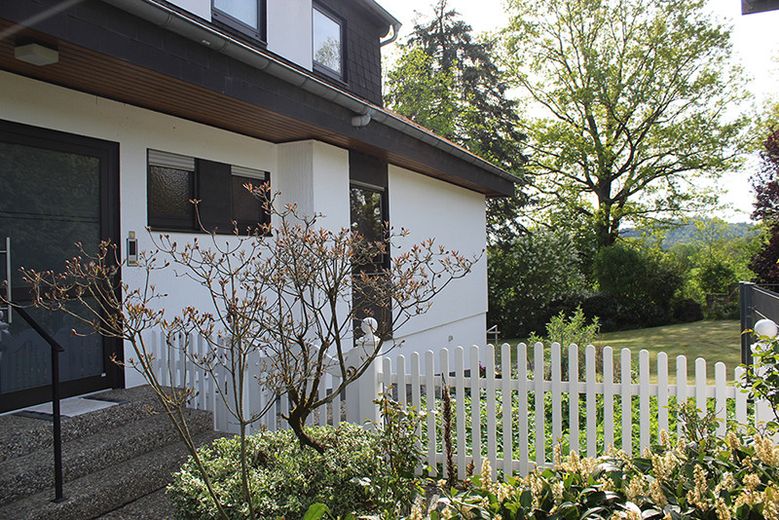 Zweifamilien-Wohnhaus in der Kleinstadt Leun im Lahn-Dill-Kreis. Der Kaufpreis ist verhandelbar. – Blick auf den Eingangsbereich