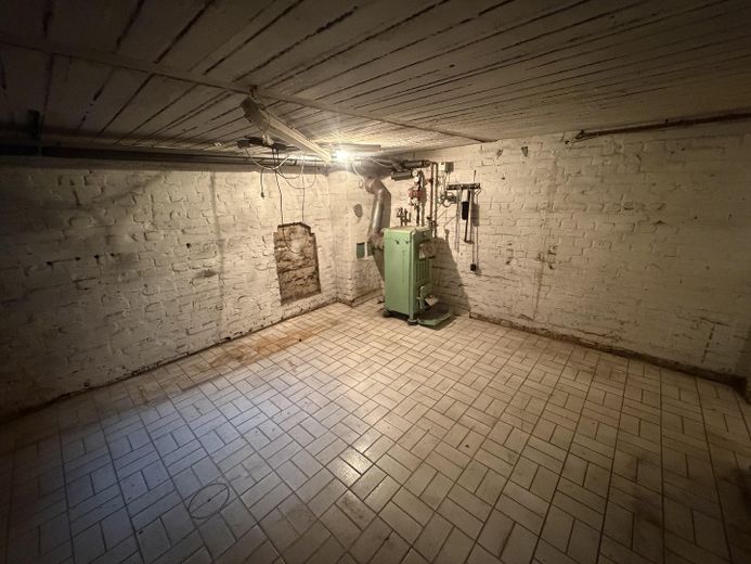Ländliche Idylle mitten in der Stadt ! Ihr künftiges Zuhause mit herrlichem Garten und 3 Garagen ! – Keller mit Holzheizung