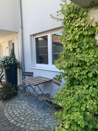 Sitzplatz neben der Haustür 