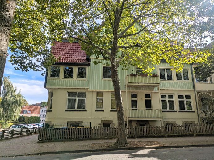 Charmant chez-soi ou investissement : emplacement central, sans commission – Hausansicht vorn
