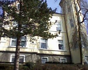 Attraktive Souterrain-2 Zi-Wohnung  88 qm in Jugenstil-Villa zu vermieten – Gebäudeansicht