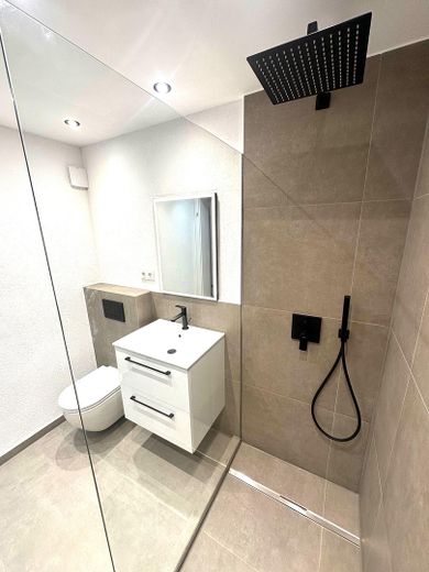 Exklusiv: Komplett neu renovierte 5,5–6‑Zimmer‑Wohnung in Top‑Lage Esslingen‑Sulzgries – Bad
