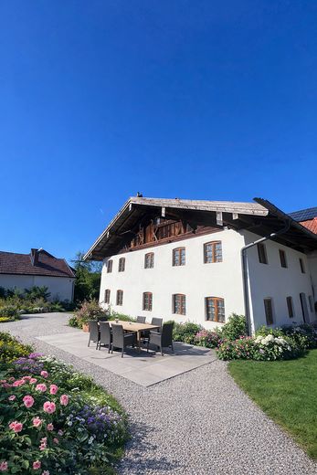 Einzigartiges Bauernhaus 1482 – Luxus-Sanierung & Erstbezug – Ansicht Südseite mit Terrasse