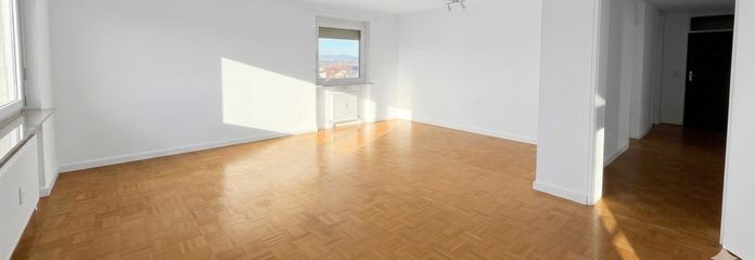 Spacieux appartement de 3,5 pièces avec balcon & cuisine équipée, bonne desserte à Bissingen – Wohnzimmer