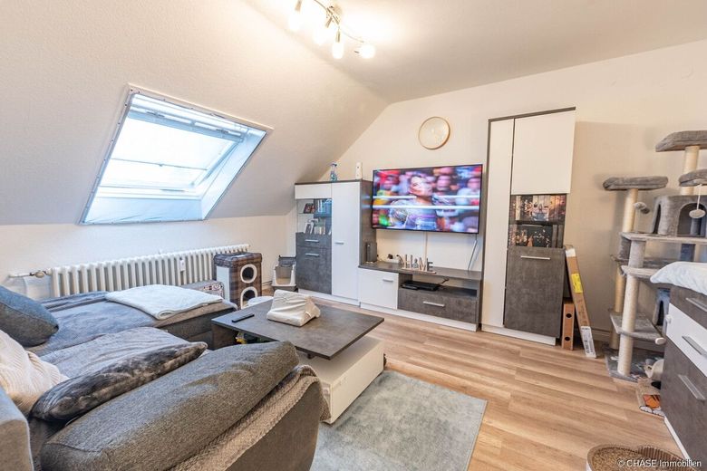 Modernisiertes Dreifamilienhaus in attraktiver Wohnlage - Bestes Wohnen oder Vermieten in Hameln! – Wohnzimmer Dachgeschoss