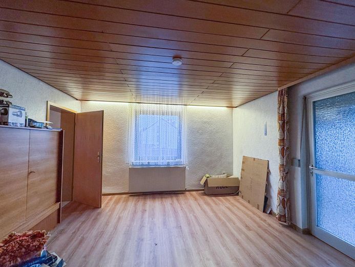 Wszechstronna posiadłość z domem mieszkalnym, halami magazynowymi & dużym podwórzem – Hauptwohnung Schlafzimmer