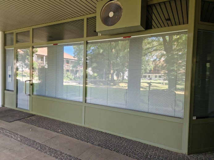 Retail space / office / practice — quiet yet central / S-Bahn around the corner / on 2 levels – Büro außen
