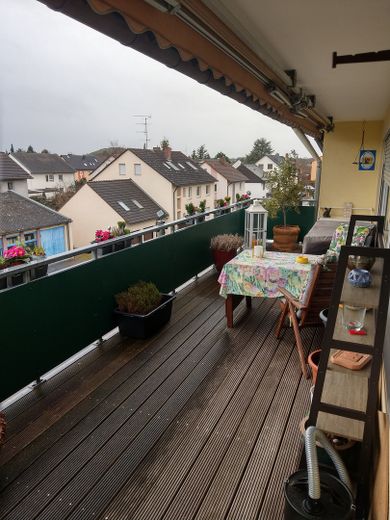 ampio appartamento con 110 mq di superficie + 80 mq di seminterrato ristrutturato – großer Balkon mit ca. 20 qm