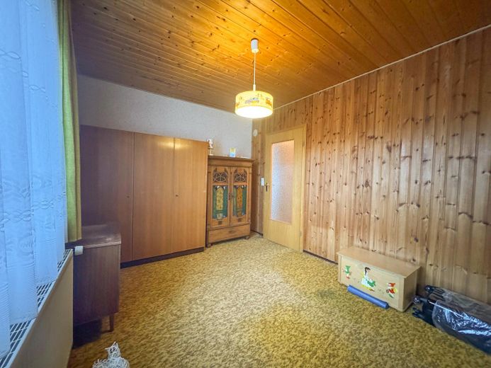 Wszechstronna posiadłość z domem mieszkalnym, halami magazynowymi & dużym podwórzem – Hauptwohnung Kinderzimmer