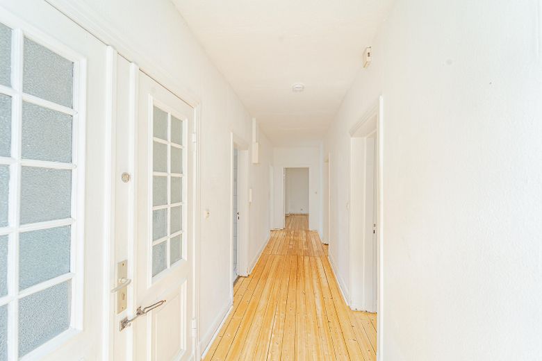 Hanseatik eski yapı klasiği: Paket halinde 3 daire • 44.605 € hedef kira • komisyonsuz – Wohnung 07 - 2. OG