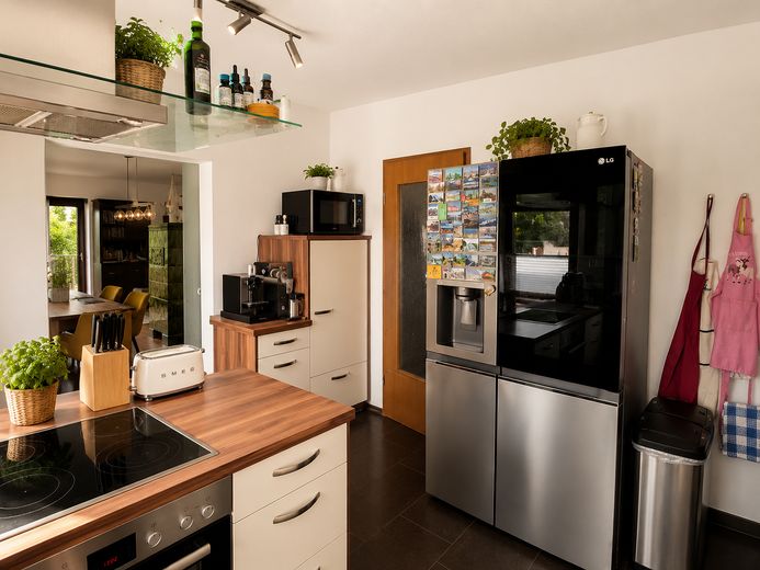 Haus (EFH auf 1052m² Grund) separater ELW auf traumhaften Grundstück, Doppelgar., Baumh. & Seilbahn – Küche EG Durchgang Esszimmer