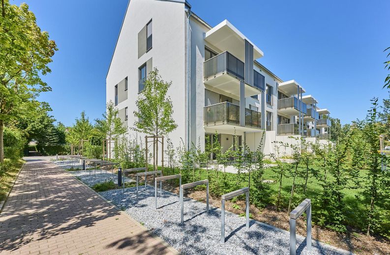 Neubau: Helle und ruhige Zwei-Zimmer-Wohnung mit luxuriöser Innenausstattung mit Balkon und EBK – Außenansicht 3