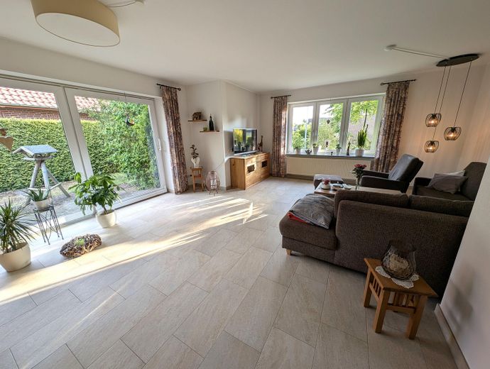 Provisionsfrei: Großzügiges Einfamilienhaus mit Südterrasse und Garten in Jaderberg – Wohnzimmer