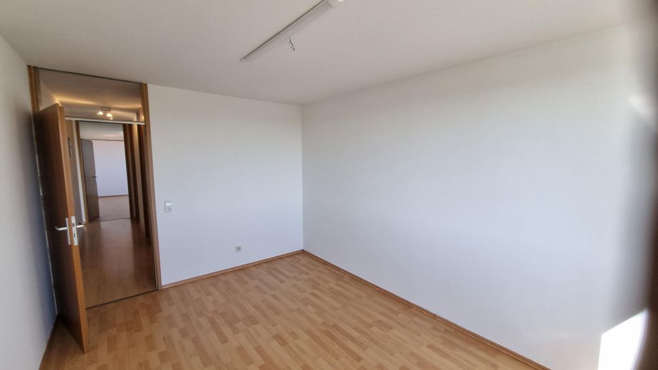 Wohnung mit grandioser Aussicht im 8.OG zu verkaufen – Kinderzimmer oder Büro 3