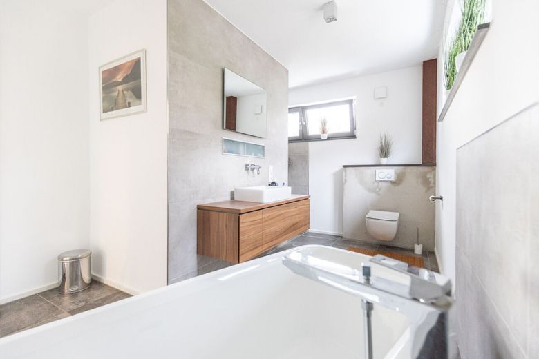 Architektenbungalow mit Split-Level-Bauweise, klarer Formensprache und freiem Landschaftsblick! – .. und Badewanne