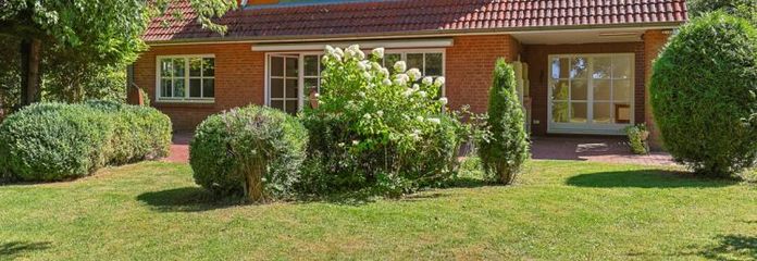 Una casa con spazio per vivere – ampia, aperta e immersa in un’oasi verde