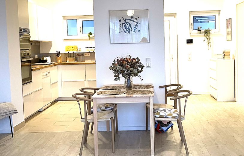 Sonnige Wohnung direkt am See in Neuruppin mit Gartenterrasse, voll ausgestattet – 04_Essplatz neben Kueche