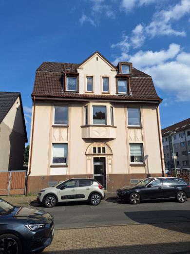 Modernisierte 4,5 Zimmer-KDB Wohnung (98qm) in ruhiger Lage von Essen-Dellwig (Gleisstr. 36) – Außenansicht (Fronseite)