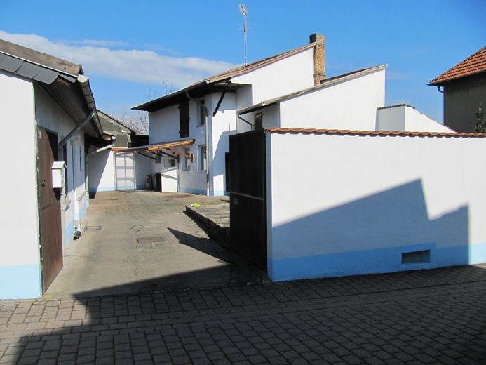 from PRIVATE ** single-family house + outbuilding * garden * garage * courtyard * basement – Foto 3