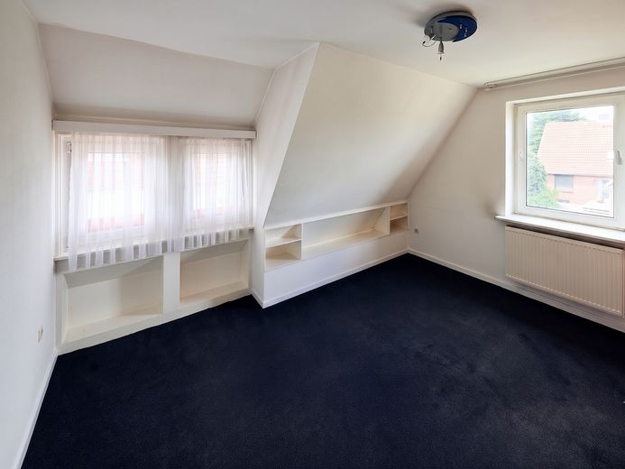 Altencelle’de idil: 1200qm üzerinde havuzlu müstakil ev – Schlafzimmer obere Wohneinheit