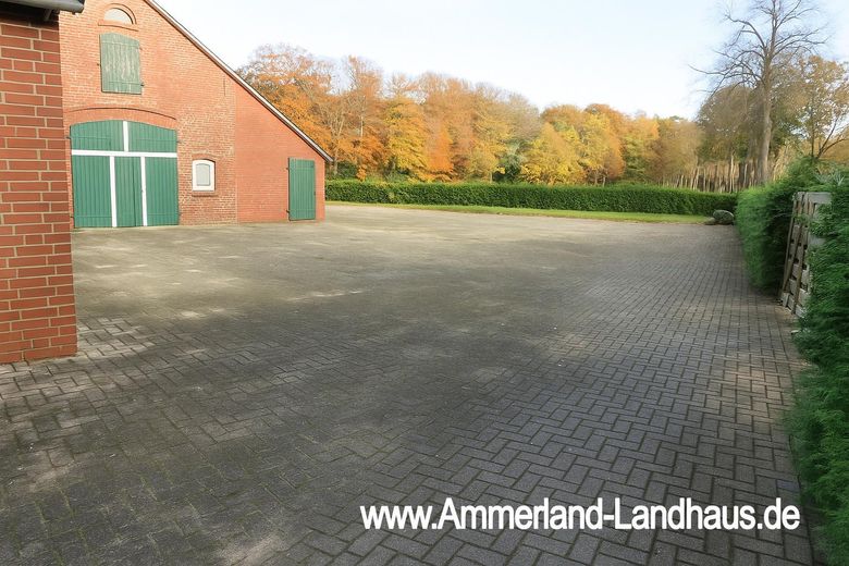 Große gepflasterte Zufahrt