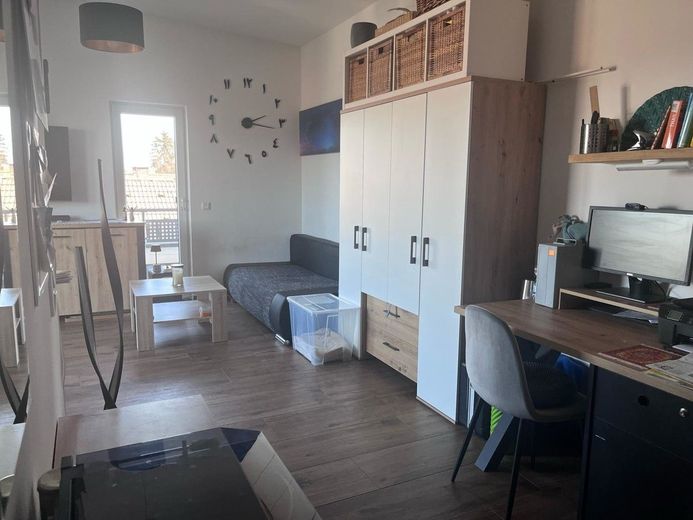 Gepflegtes 1-Zimmer-Penthouse Apartement mit großem Balkon in Rosenheim - Anfragen nur per Mail – Viel Räumlichkeit