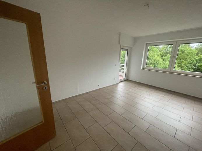 Geräumige 5- Zimmer Wohnung mit Balkon im 2. OG – Wohnzimmer