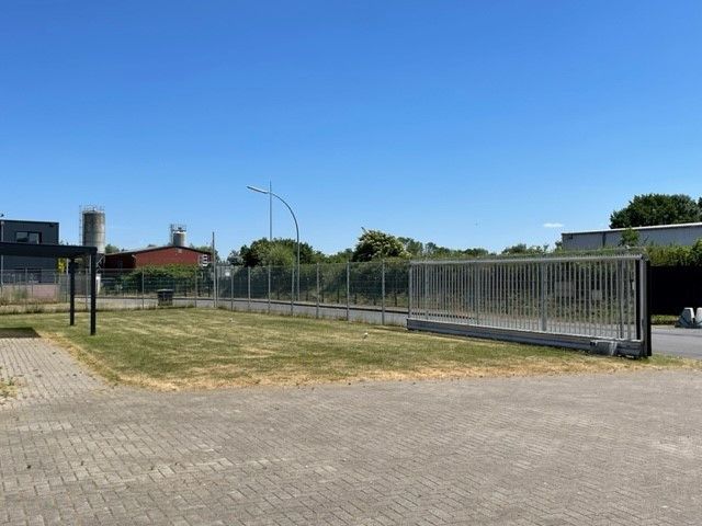 Autarke Business-Residenz NRW in Autobahnnähe: Wo Innovation auf Expansion trifft (PROVISIONSFREI) – 1. Gelände vorn zur Straße hin
