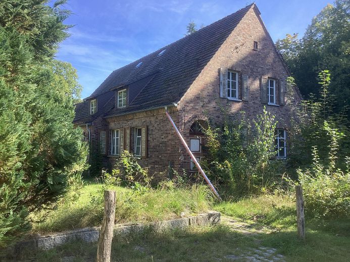 Zweifamilienhaus leerstehend