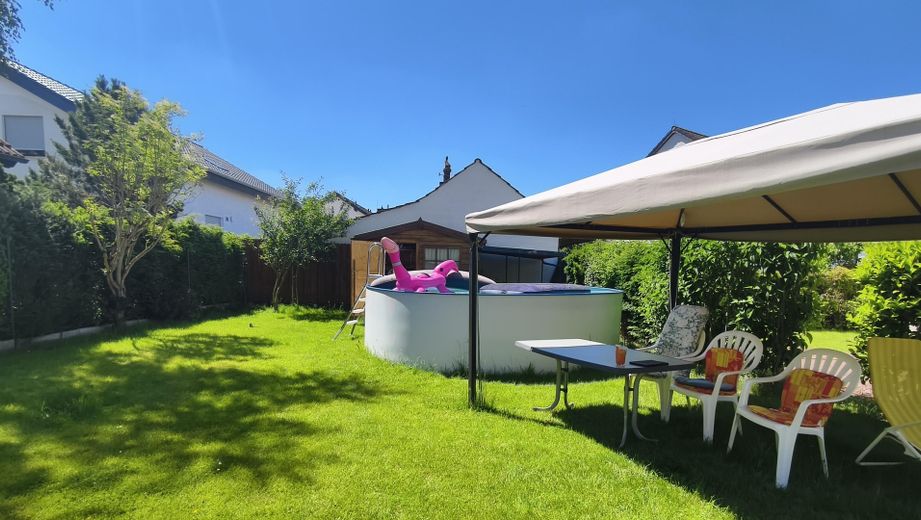 Freistehendes Zweifamilienhaus in Rumpenheim 7,5 Zimmer, 3 Bäder, gr. Garten, Garage, Ausbau möglich – Garten