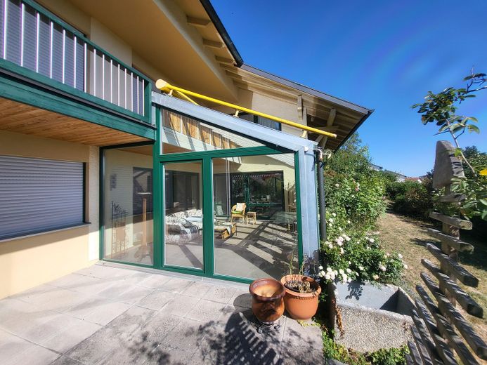 Freistehendes Einfamilienhaus in ruhiger Südhanglage mit weitem Blick über das Vilstal – Terasse und Wintergarten