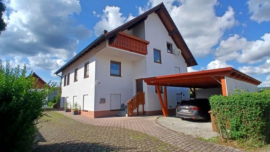 Haus mit großem Carport